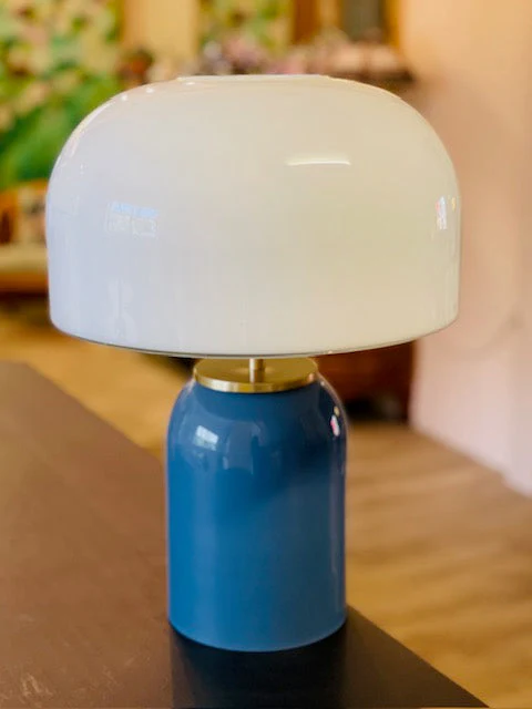 Lampe a poser champignon avec base en verre bleu et dome opalin blanc.