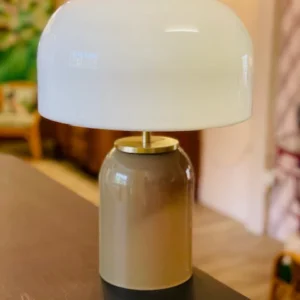 Lampe a poser champignon avec base en verre vert et dome opalin blanc.