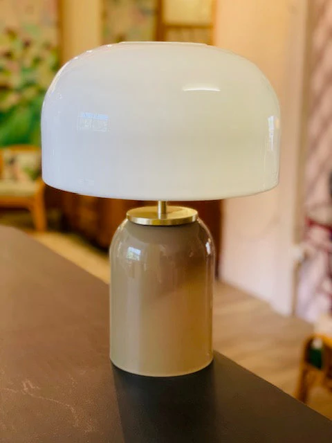 Lampe a poser champignon avec base en verre vert et dome opalin blanc.