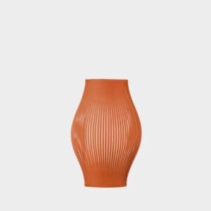 Petite lampe a poser ajouree en forme d'amphore couleur tuile terracotta de 36 cm.