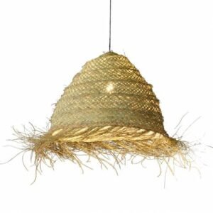 Suspension dome en raphia tresse naturel avec franges effilochees au bas.