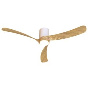 Ventilateur de plafond blanc mat avec 3 pales profilées finition effet bois clair.