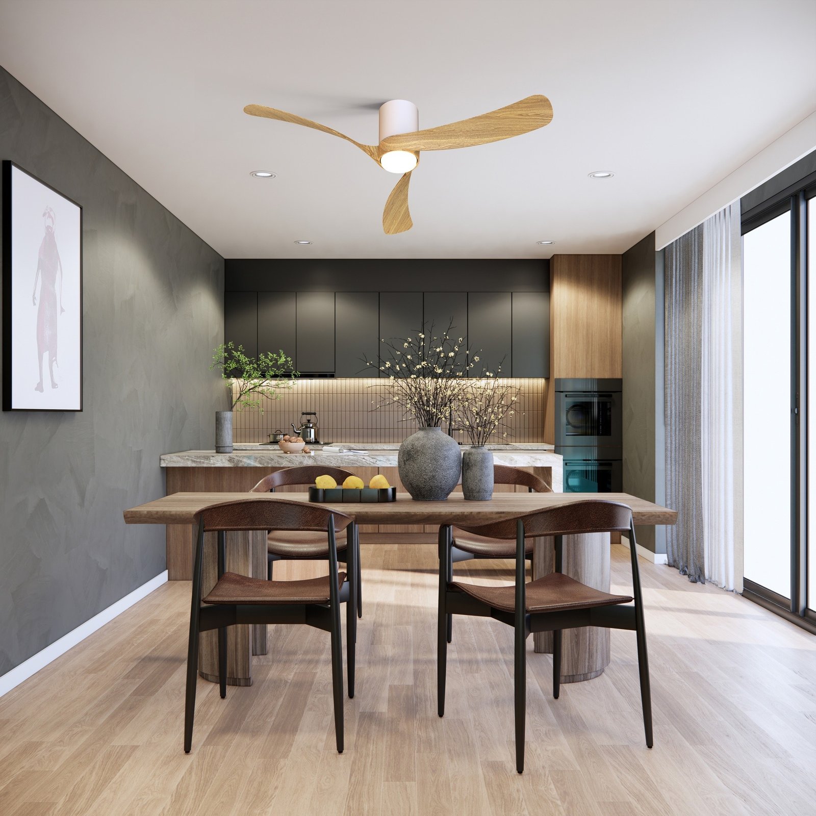 Ventilateur de plafond en bois allumé au-dessus d'une table à manger près de Royan.