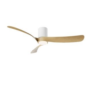 Ventilateur de plafond moderne blanc mat avec 3 pales couleur bois clair sculpté.