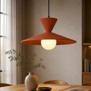 suspension-ceramique-terracotta-ambiance-royan Suspension en ceramique terracotta allumee au-dessus d'une table en bois clair pres de Royan.