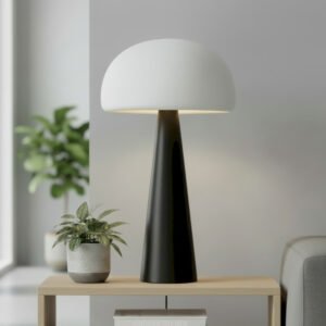 lampe-champignon-pied-conique-ambiance-royan Lampe champignon allumee sur une table en bois clair dans un salon pres de Royan.