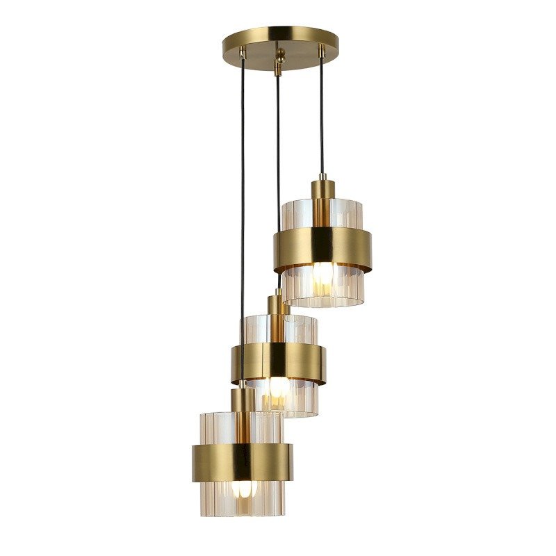 Suspension triple en grappe en laiton dore brosse avec 3 abat-jours en acrylique cannele.