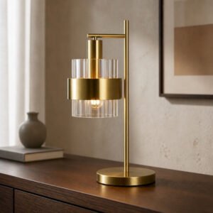 lampe-poser-laiton-acrylique-ambiance-royan Lampe en laiton dore et acrylique strie allumee sur un buffet en bois sombre pres de Royan.