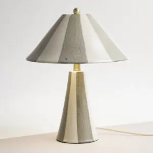 Lampe a poser en ceramique a rayures verticales ecru et grege avec bouton en laiton.