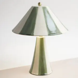 Lampe a poser en ceramique a rayures verticales vert sauge et ecru avec bille en laiton.